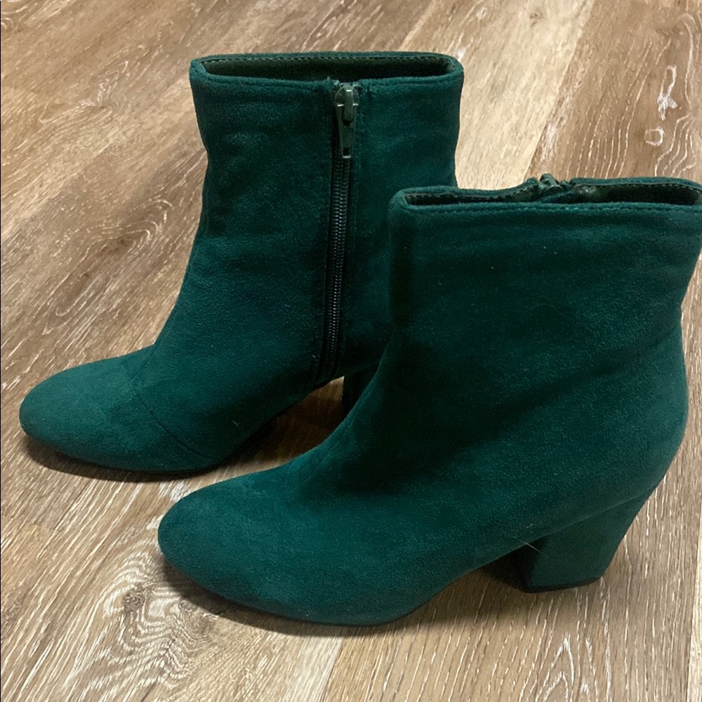 Elegant Green Suede Ankle Boots